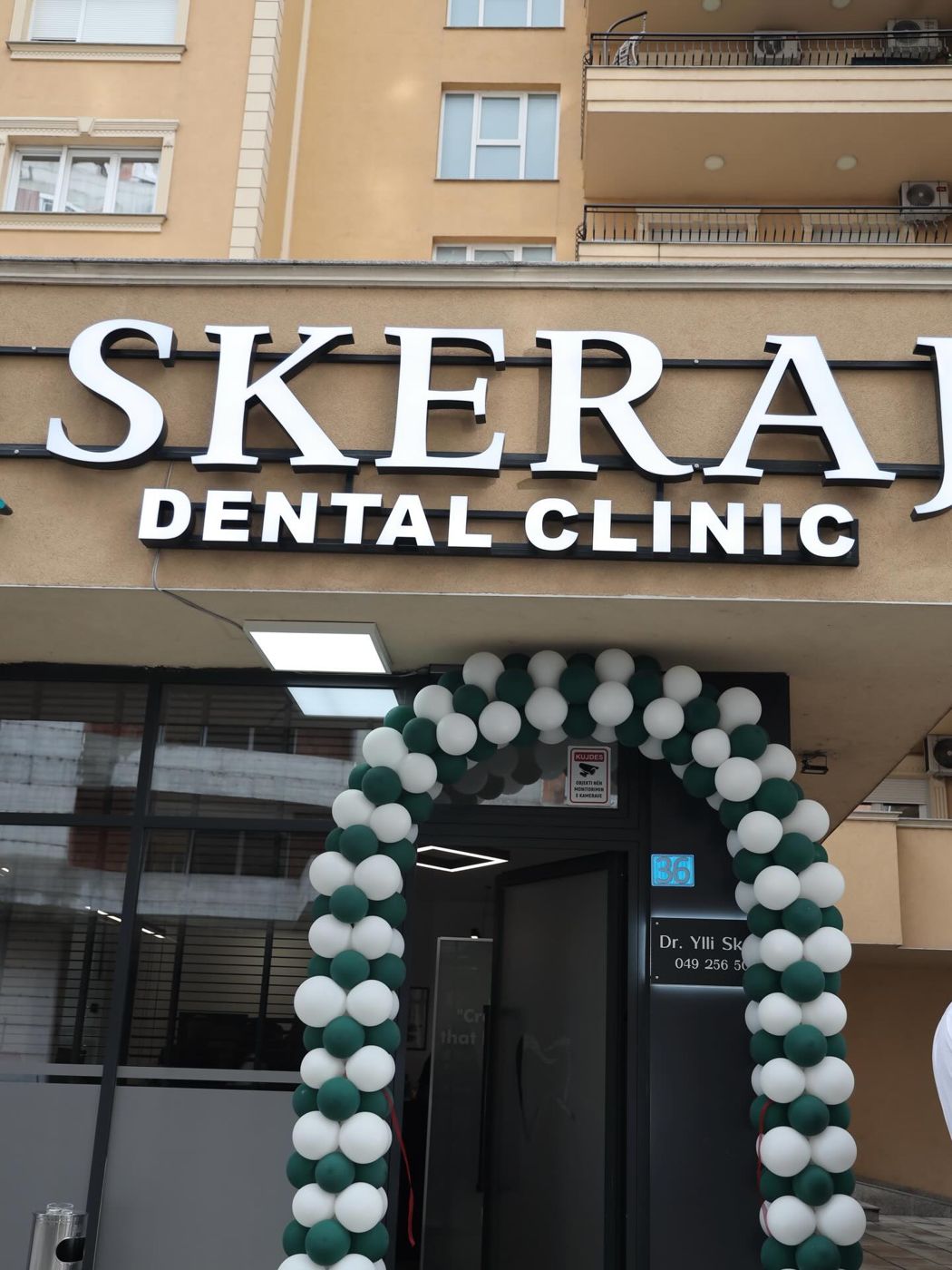Fasada e SKERAJ Dental Clinic me tabelën dhe hyrjen